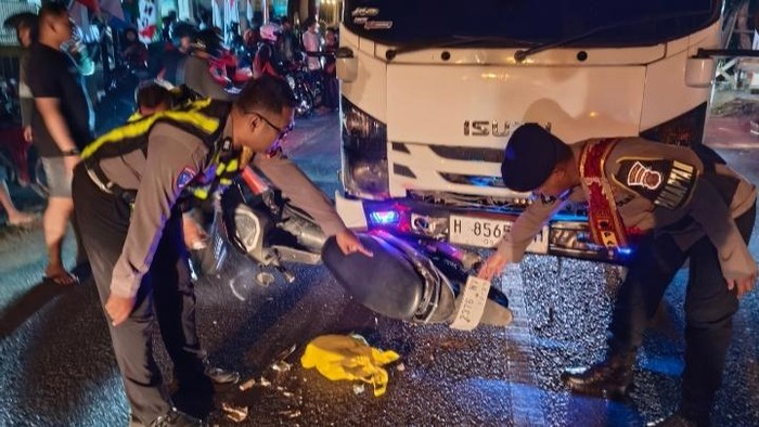 Polisi menujukkan motor dan truk yang terlibat kecelakaan di Batang, Minggu (16/8/2026).