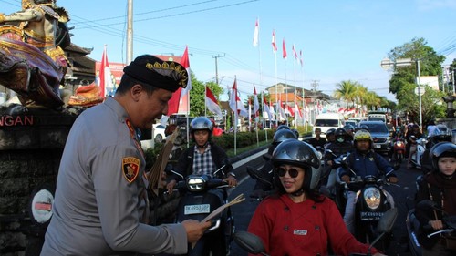 Polres Tabanan membagikan 1.500 Bendera Merah Putih dalam rangka menyambut HUT ke-81 RI, Minggu (16/8/2026). (Dok Polres Tabanan)