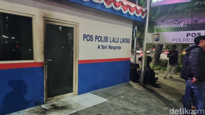 Pos polisi di Jalan A Yani Margorejo, Surabaya dilempar molotov orang tak dikenal