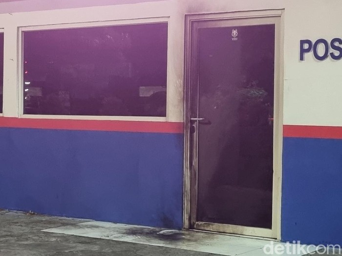 Pos polisi di Jalan A Yani Margorejo, Surabaya dilempar molotov orang tak dikenal