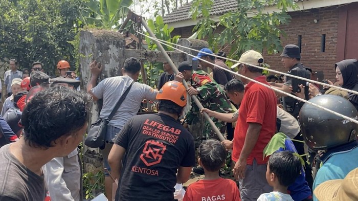 Proses evakuasi seorang anak laki-laki berinisial Y (10) tercebur sumur sedalam sekitar 20 meter di Gadungsari, Wonosari, Gunungkidul, Minggu (16/8/2026).