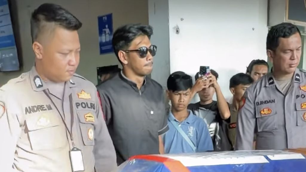 Isak Tangis Keluarga dan Kerabat Warnai Proses Pemakaman Putri Andriani Juficha