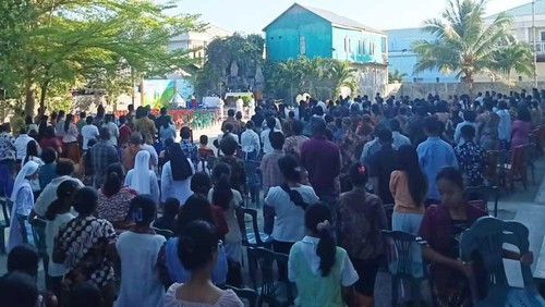 Ratusan umat katolik mengikuti misa di luar ruangan gereja paroki MBSB Waeksambi Labuan Bajo, Manggarai Barat, NTT, Minggu (16/8/2026) (Ambrosius Ardin)