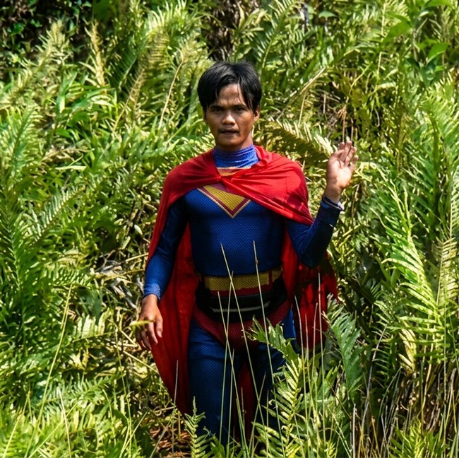 Aksi Remaja Berkostum Superman di Palangka Raya Ikut Padamkan Karhutla