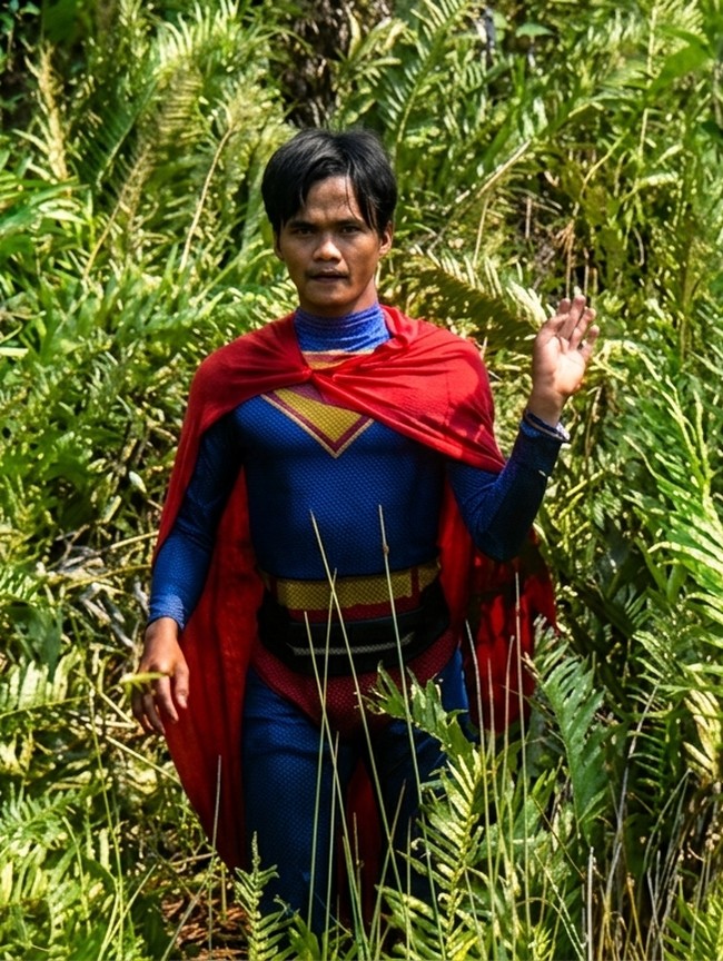 Aksi Remaja Berkostum Superman di Palangka Raya Ikut Padamkan Karhutla