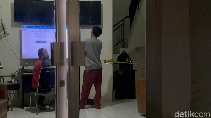 Salah satu pos polisi di Surabaya yang diduga dilempar molotov hingga mengalami kerusakan. Bagian yang dilempar molotov telah diberi garis polisi.