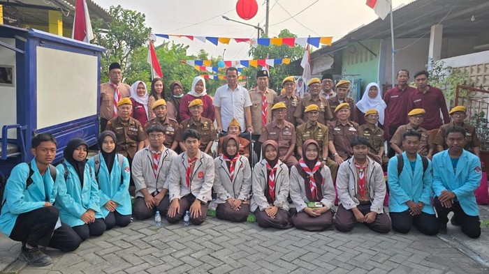 Salah satu siswa sekolah di Jawa Timur yang turut gerakan meneladani para veteran dalam rangka perayaan HUT ke-81 Kemerdekaan RI.