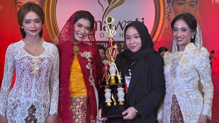 Sarah Azzahra (baju hitam), desainer muda wakil PDI Perjuangan Kota Jogja, mengangkat piala dalam ajang Fatmawati Trophy di Semarang.