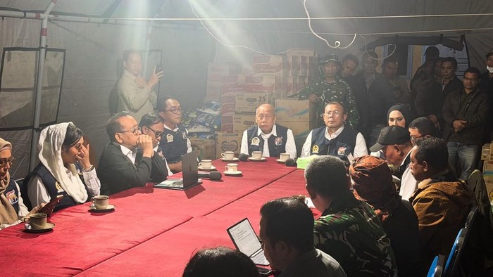 Satuan Tugas Pemulihan Pascabencana (Satgas Galapana) DPR RI rakor bersama pemerintah saat meninjau lokasi gempa NTT. (dok istimewa)