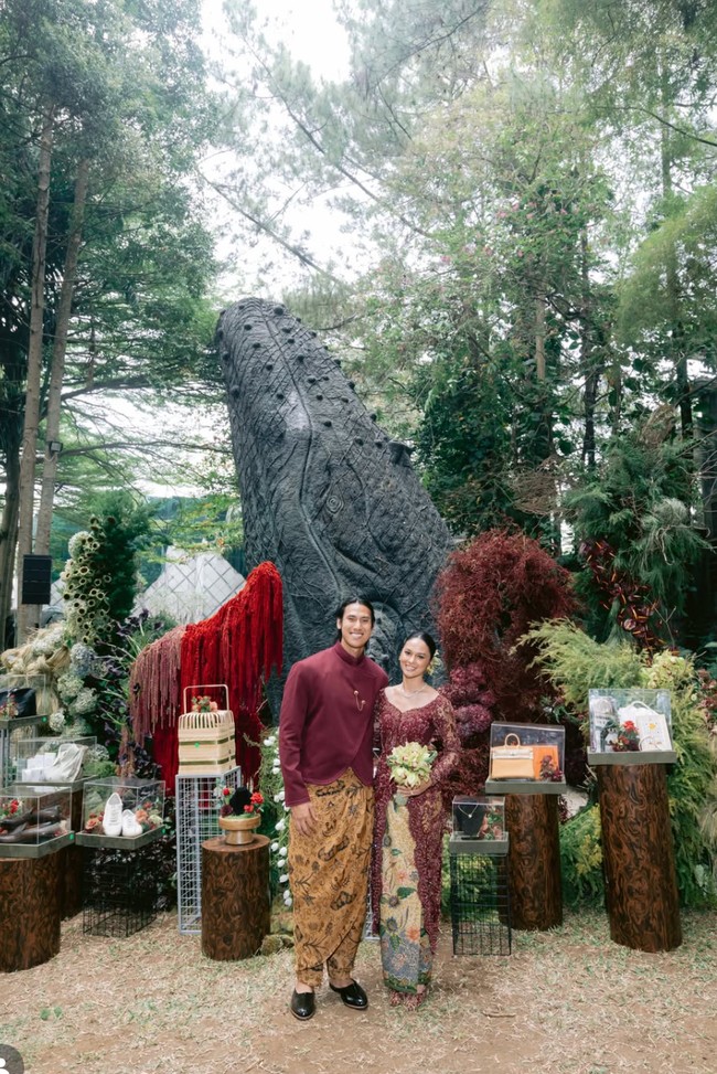 Dari foto-foto yang dibagikan terlihat acara pertunangan digelar outdoor di NuArt Sculpture Park. Tampak keduanya berpose bersama barang-barang seserahan yang sudah ditata rapi di dalam kotak. Foto: Instagram/@hanamalasan
