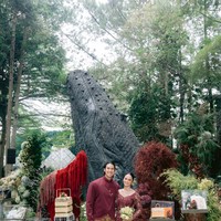 Dari foto-foto yang dibagikan terlihat acara pertunangan digelar outdoor di NuArt Sculpture Park. Tampak keduanya berpose bersama barang-barang seserahan yang sudah ditata rapi di dalam kotak. Foto: Instagram/@hanamalasan
