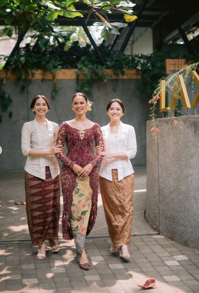Hana tampil anggun kenakan kebaya rancangan Studio BOH. Kebaya panjang berwarna marun itu dipenuhi detail payet, manik-manik, dan bordir. Bagian leher dibuat dengan model V-neck lembut, sementara area dada dipercantik dengan ornamen berwarna keemasan. Foto: Instagram/@hanamalasan