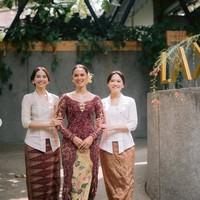 Hana tampil anggun kenakan kebaya rancangan Studio BOH. Kebaya panjang berwarna marun itu dipenuhi detail payet, manik-manik, dan bordir. Bagian leher dibuat dengan model V-neck lembut, sementara area dada dipercantik dengan ornamen berwarna keemasan. Foto: Instagram/@hanamalasan