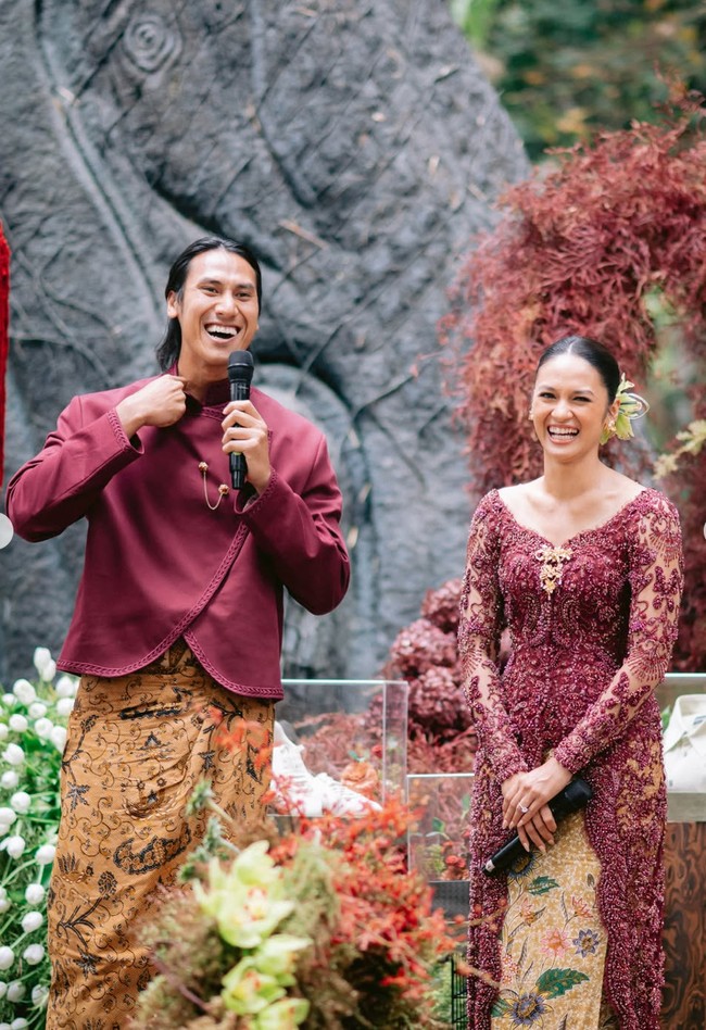 Penampilan Hana semakin memukau dengan rambut yang ditata rapi dalam sanggul rendah lengkap dengan hiasan bunga. Riasannya terlihat natural dengan hasil akhir yang segar. Foto: Instagram/@hanamalasan