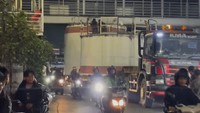 Truk Nyangkut di JPO Kramat Jati Jaktim, Lalin Sempat Tersendat