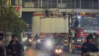 Truk Nyangkut di JPO Kramat Jati Jaktim, Lalin Sempat Tersendat
