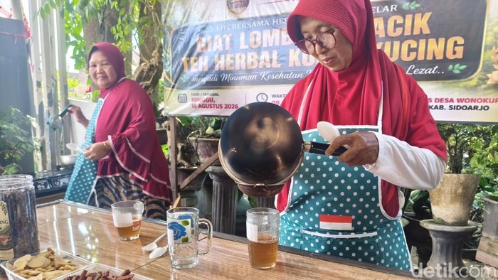 Semarak lomba meracik teh kumis kucing demi memeriahkan HUT ke-81 Kemerdekaan RI di Balongbendo, Sidoarjo.