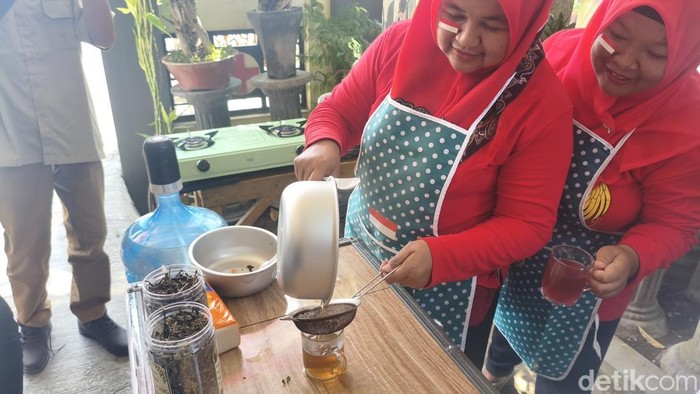 Semarak lomba meracik teh kumis kucing demi memeriahkan HUT ke-81 Kemerdekaan RI di Balongbendo, Sidoarjo.