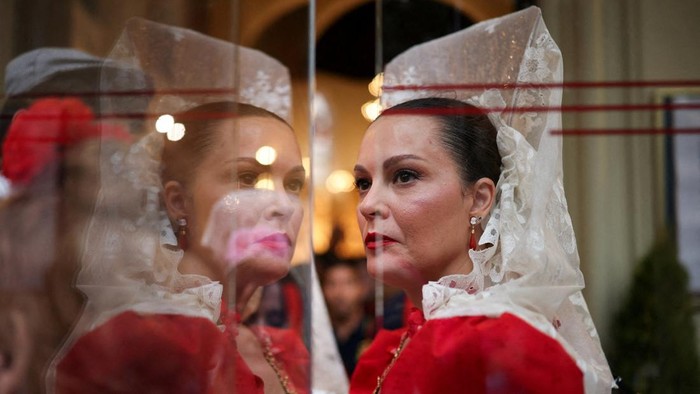 Suasana meriah menyelimuti Madrid, Spanyol, saat warga mengikuti perayaan Virgen de la Paloma, Sabtu (15/8/2026). Tradisi tahunan ini diwarnai prosesi keagamaan yang diikuti masyarakat dari berbagai kalangan. REUTERS/Alejandro Martinez Velez