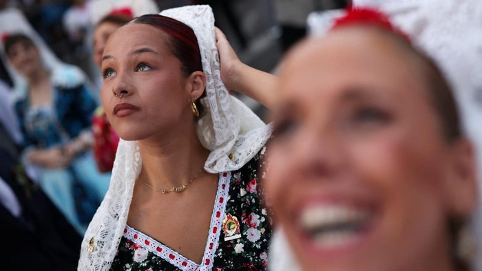 Suasana meriah menyelimuti Madrid, Spanyol, saat warga mengikuti perayaan Virgen de la Paloma, Sabtu (15/8/2026). Tradisi tahunan ini diwarnai prosesi keagamaan yang diikuti masyarakat dari berbagai kalangan. REUTERS/Alejandro Martinez Velez