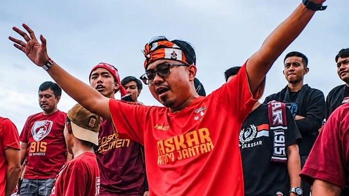 Suporter LAJ saat mendukung PSM Makassar di Stadion Gelora BJ Habibie.