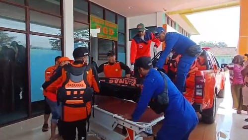 Tim SAR gabungan mengevakuasi jenazah Syamsudin (42), nelayan asal Dusun Tarusa Batu, Desa Tarusa, Kecamatan Buer, Sumbawa, yang hilang saat memanah ikan di Perairan Labuan Alas. (Dok. Kantor SAR Mataram)