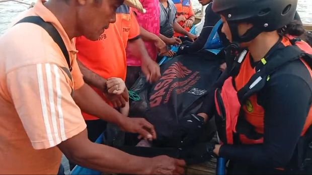 Tim SAR gabungan mengevakuasi jenazah Zulfan (33), warga Desa Gerantung, Kecamatan Praya Tengah, Lombok Tengah, yang tenggelam di Bendungan Batujai, Minggu (16/8/2026). (Dok. Kantor SAR Mataram)