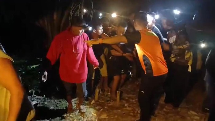 Tim SAR saat mengevakuasi dua pemancing yang tenggelam akibat perahu karam di Tebo, Jambi
