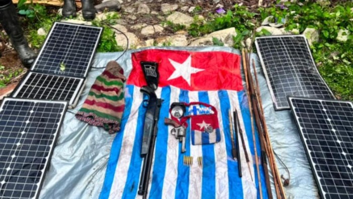 TNI menyita senjata api hingga amunisi usai menggerebek honai diduga markas OPM di Intan Jaya.