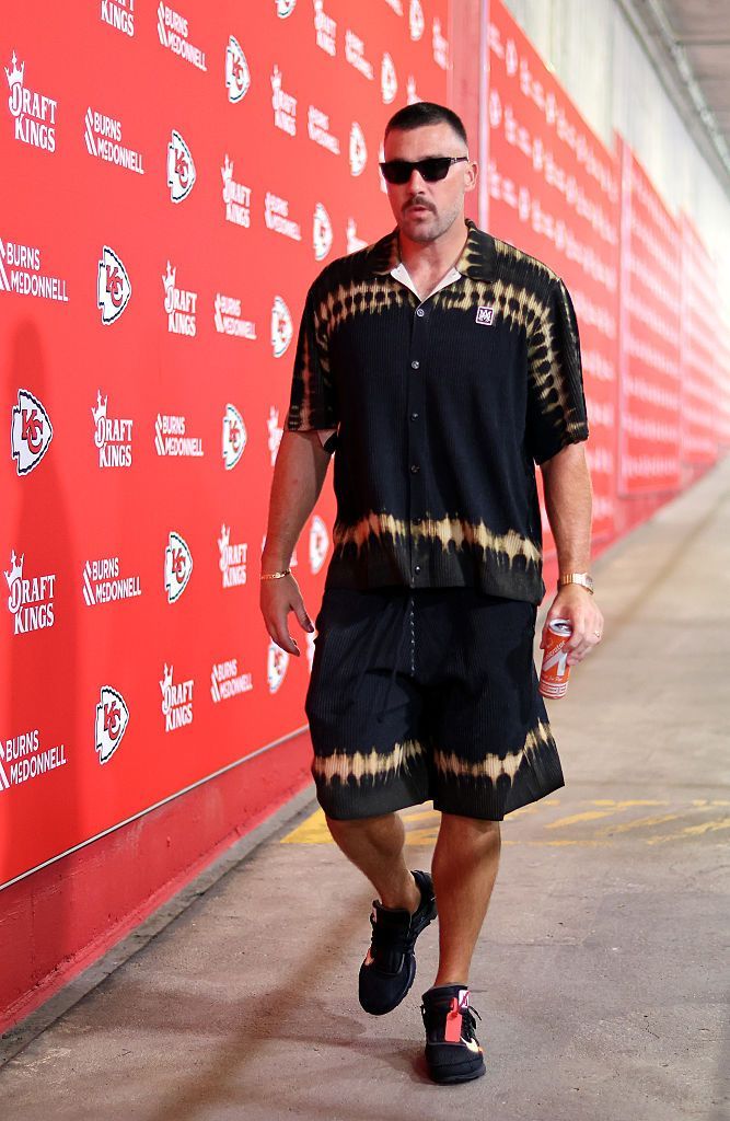 Travis Kelce Pemain Kansas City Chiefs, Travis Kelce (#87), memasuki stadion sebelum pertandingan pramusim melawan Los Angeles Rams di Arrowhead Stadium pada 15 Agustus 2026 di Kansas City, Missouri.
