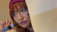 Gaya Riasan Eksperimental Mulai Naik Daun Lagi, Akhir Era Makeup Natural?