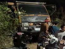 Truk Tronton Gagal Nanjak Jatuh di Jembatan Galangan Kapal Makassar