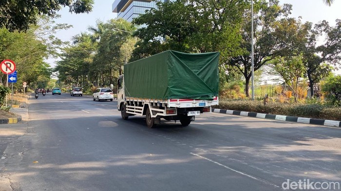 Truk yang melintas di jalanan Kota Surabaya terlihat tidak memasang Bendera Merah Putih seperti biasanya. Padahal besok peringatan HUT ke-81 RI.