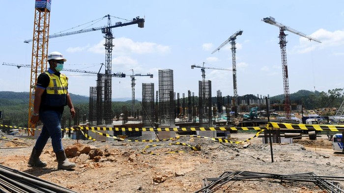 Pekerja menyelesaikan proyek pembangunan gedung di kawasan Legistatif dan Yudikatif di KIPP Ibu Kota Nusantara (IKN), Penajam Paser Utara.