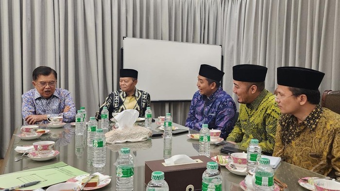 Wakil Presiden RI ke-10 dan ke-12 Jusuf Kalla (JK), Ketua Badan Wakaf Gontor sekaligus Wakil Ketua MPR RI Hidayat Nur Wahid saat bertemu di {Ponpes Gontor.