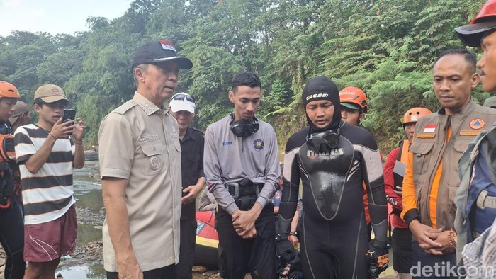 Wali Kota Bogor Dedie A Rachim meninjau pencarian ASN yang hilang diduga terjatuh ke Sungai Cisadane, Kelurahan Pamoyanan, Kota Bogor. (Sholihin/detikcom)