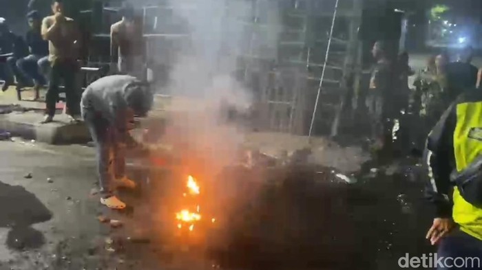 Warga Pasar Senggol Makassar membakar sepeda motor geng motor yang melakukan penyerangan.