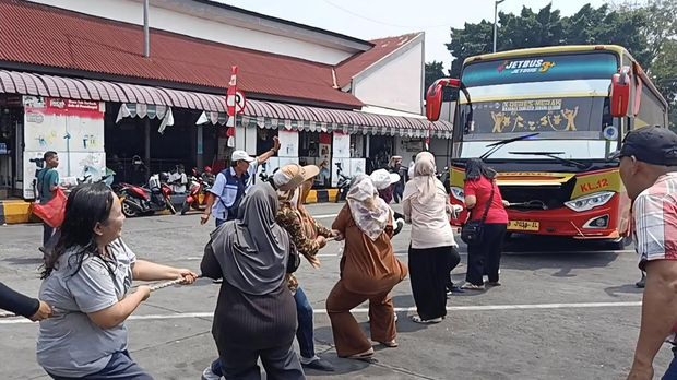 Warga Terminal Kalideres gelar lomba tarik bus.