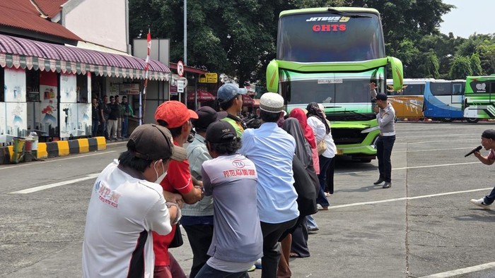 Warga Terminal Kalideres gelar lomba tarik bus.