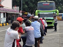 Canda Ibu-ibu 2 Kali Ikut Lomba Tarik Bus di Kalideres: Lebih Berat Beban Hidup