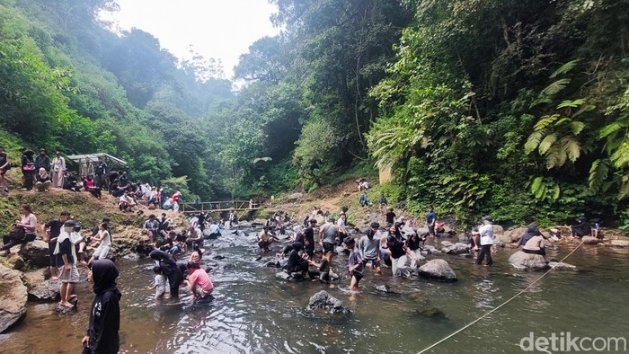 Wisatawan ramai mengunjungi Curug Putri via CIC di Momen Libur HUT RI