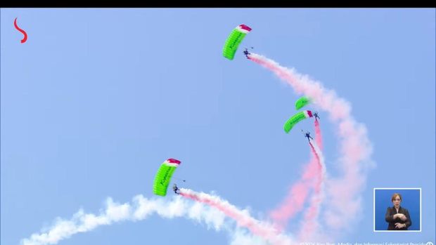 17 Penerjun Kopassus TNI kibarkan Bendera Merah Putih di langit Jakarta (Dok YouTube Setpres).