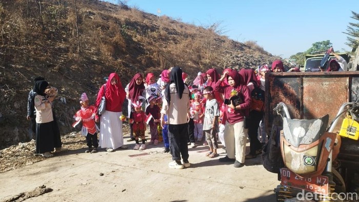53 anak komunitas pemulung rayakan HUT ke-81 RI di TPA Antang Makassar.
