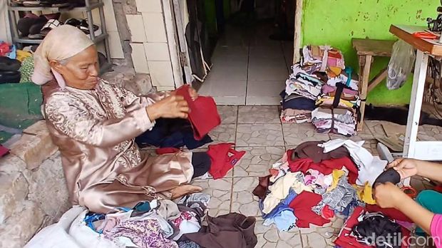 Aktivitas menjahit kain majun di Cileungsi, Kabupaten Bogor Aktivitas menjahit kain majun di Cileungsi, Kabupaten Bogor