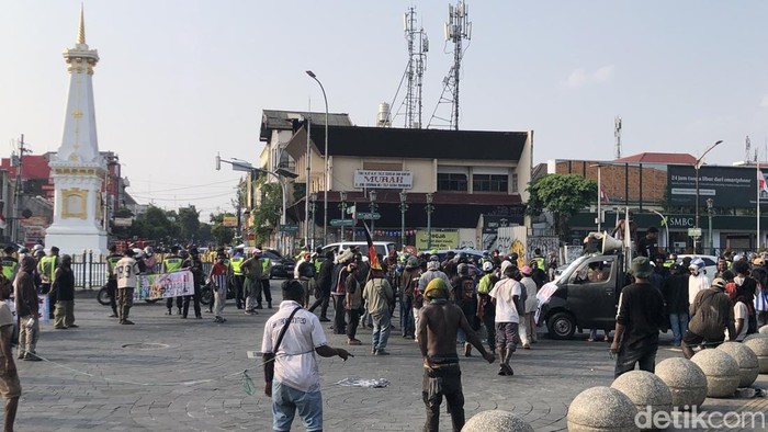 Aliansi Mahasiswa Papua menggelar aksi di Tugu Pal Putih Jogja, Senin (17/8/2026).