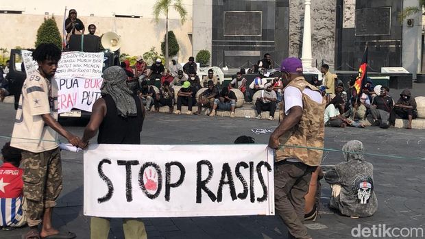 Aliansi Mahasiswa Papua menggelar aksi di Tugu Pal Putih Jogja, Senin (17/8/2026). Aliansi Mahasiswa Papua menggelar aksi di Tugu Pal Putih Jogja, Senin (17/8/2026).