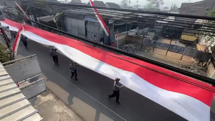 Anggota Linmas Bumiayu bersama TNI-Polri dan warga mengarak bendera Merah Putih sepanjang 81 meter.