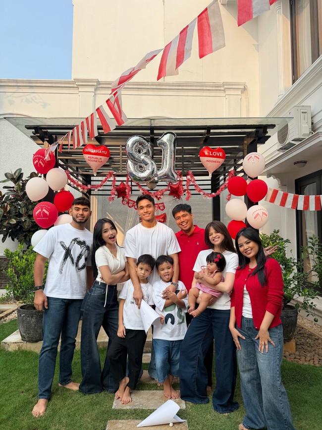 Foto terbaru Fuji dan Rakin Khan yang terlihat kompak mengenakan kaos putih dan celana jeans ketika merayakan Hari Kemerdekaan Indonesia pada 17 Agustus kemarin. Setelan ini juga bisa menjadi inspirasi tampil kompak bersama keluarga. Foto: Instagram