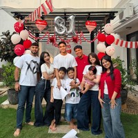 Foto terbaru Fuji dan Rakin Khan yang terlihat kompak mengenakan kaos putih dan celana jeans ketika merayakan Hari Kemerdekaan Indonesia pada 17 Agustus kemarin. Setelan ini juga bisa menjadi inspirasi tampil kompak bersama keluarga. Foto: Instagram