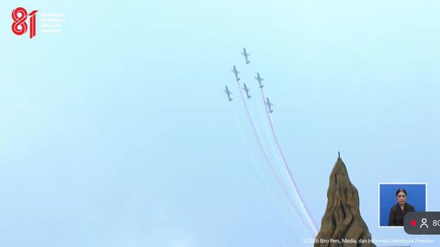 Atraksi pesawat tempur dan helikopter TNI Polri saat HUT ke-81 RI di langit Istana Negara, Jakarta, Senin (17/8/2026).
